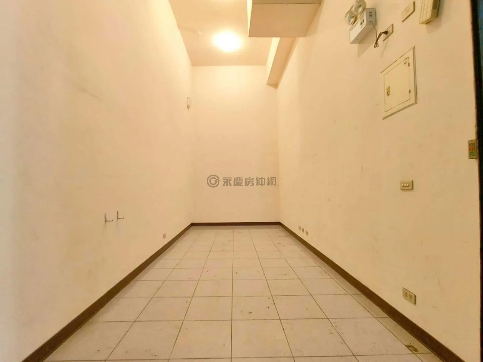 近車站三鶯帝王社區1樓挑高倉庫店面